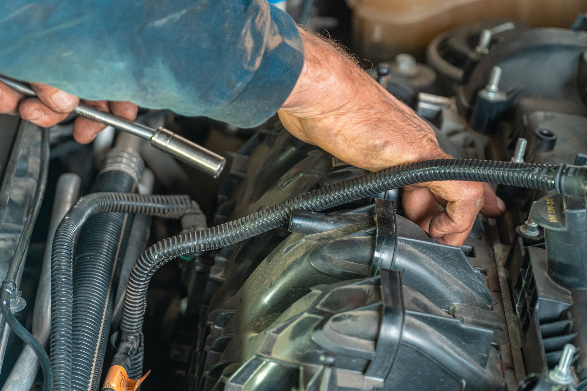 Mechanik pri práci v autoservise Servis Vozidiel Bratislava